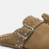 Zuecos de cuero con tachuelas Zuecos de cuero con tachuelas