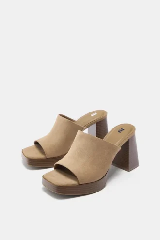 Zuecos de tacón alto